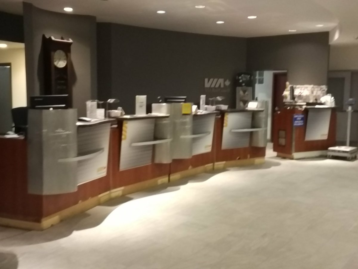 jy_zuo's tweet photo. #ViaRail #Train655 6:45 Departure, no one at the check-in desk. https://t.co/bGiZHVwtZD