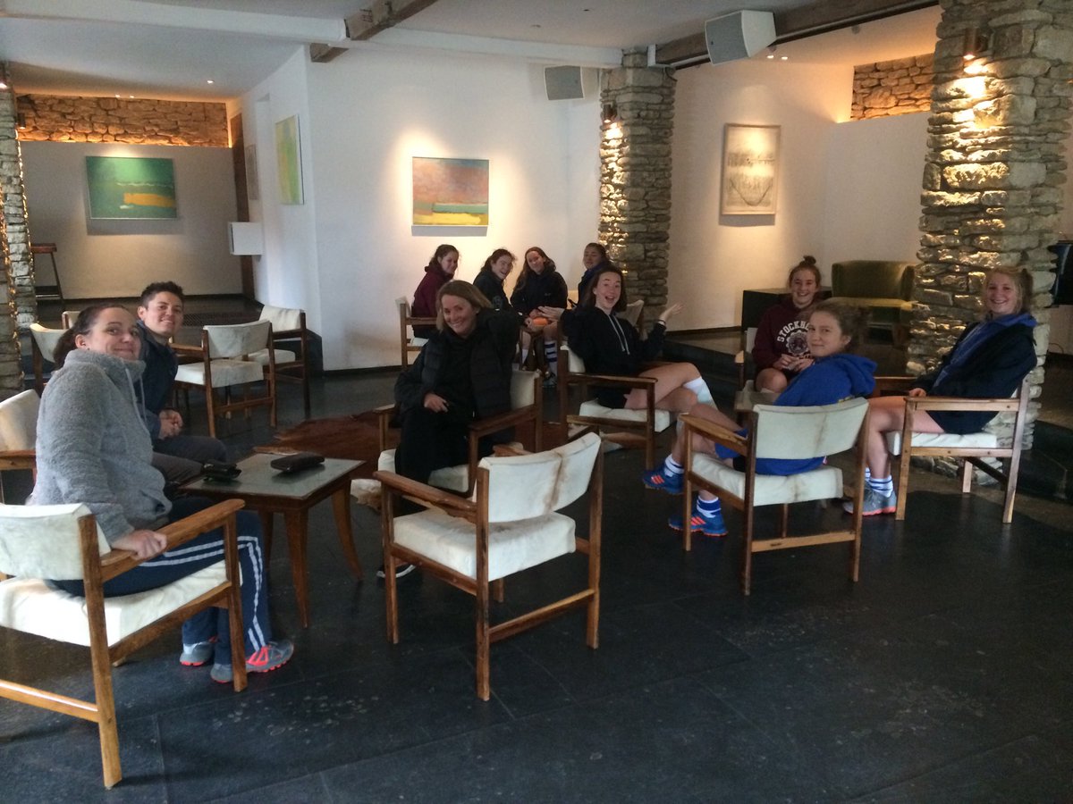 TheInnerYard's tweet photo. Due captain's clerical error @devizeshockey ladies 2s now in natural home #ladieswholunch#killingtime https://t.co/nYfoIhfqhC