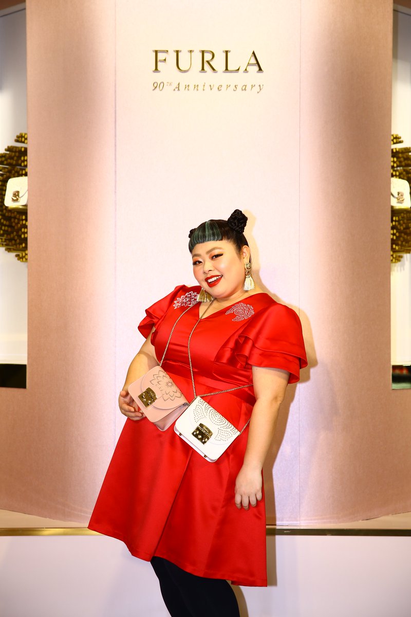 Furla Japan A Twitter コレクションにあわせて家紋ドレスで駆けつけたキュートな渡辺直美さん 伊勢丹新宿店本館1f ザ ステージの Furlaポップアップストアは14日まで どこよりも早く発売したkamonコレクションをチェックして T Co Dqbrzwst0v T Furla Japan A Twitter コレクションにあわせて家紋ドレスで駆けつけたキュートな渡辺直美さん 伊勢丹新宿店本館1f ザ ステージの Furlaポップアップストアは14日まで どこよりも早く発売したkamonコレクションをチェックして T Co Dqbrzwst0v T