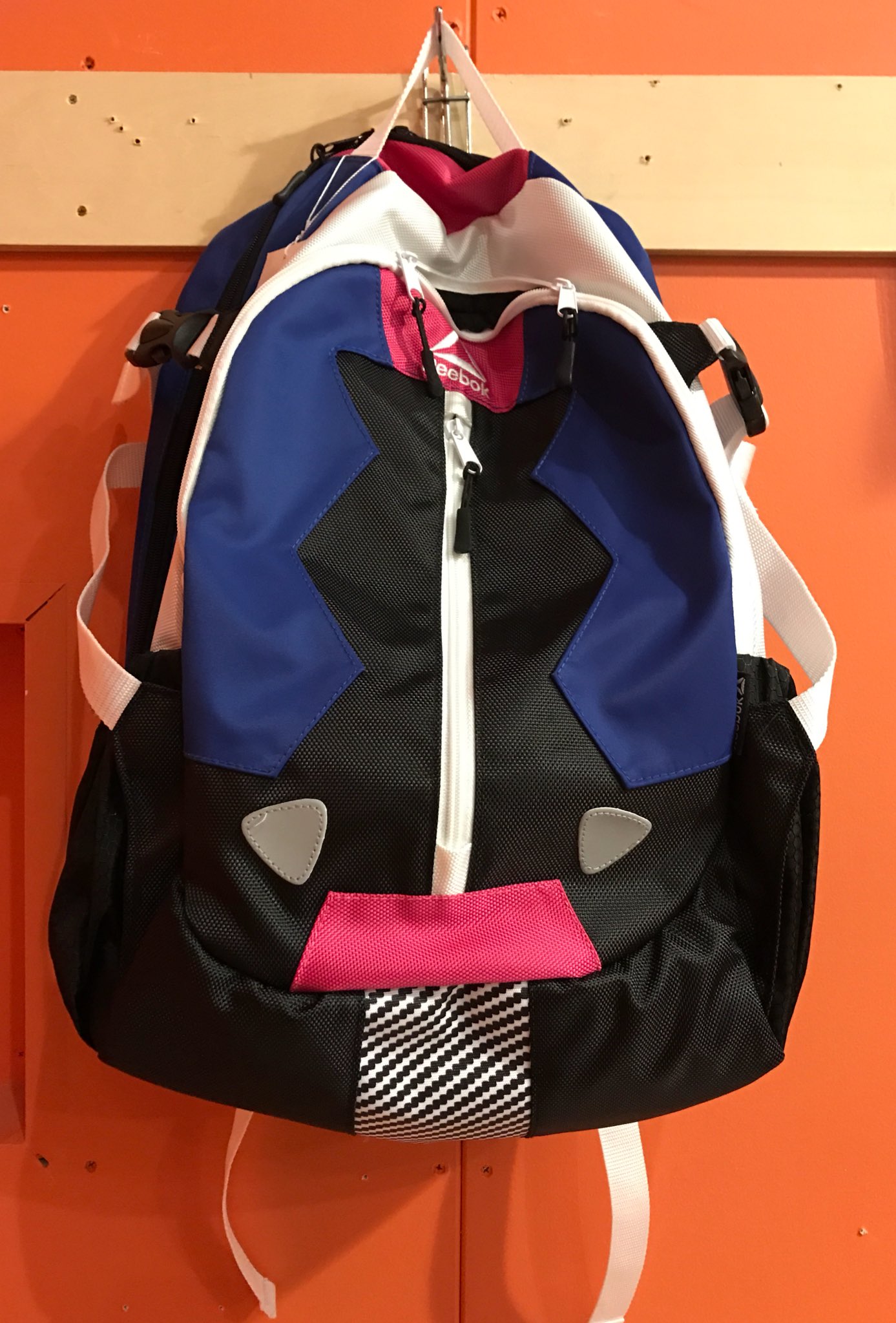 ヴィレッジヴァンガード イオンモールつくば店 90年代ぽいデザインのリーボックのリュック入荷しました 季節を問わないナイロン素材 ヴィレッジヴァンガード ヴィレヴァン イオンモールつくば 牛久 Reebok リーボック リュック