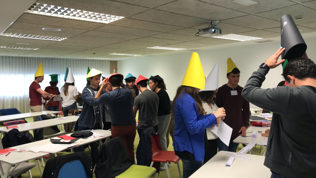 RafaelRuizBada's tweet photo. Los chicos del #mastercise descubriendo #DesignThinking @emprendecise @unican #talento #innovación #creatividad https://t.co/gtKCRsHx6N