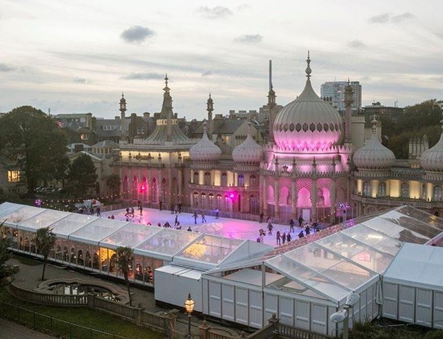 The ice rink at the Royal Pavilion is all ready to go and must we say, looking rather magical ✨ <a href="/BrightonMuseums/">Brighton Museums</a> 📷: <a href="/brightonpics/">David McHugh Brighton Pictures</a>