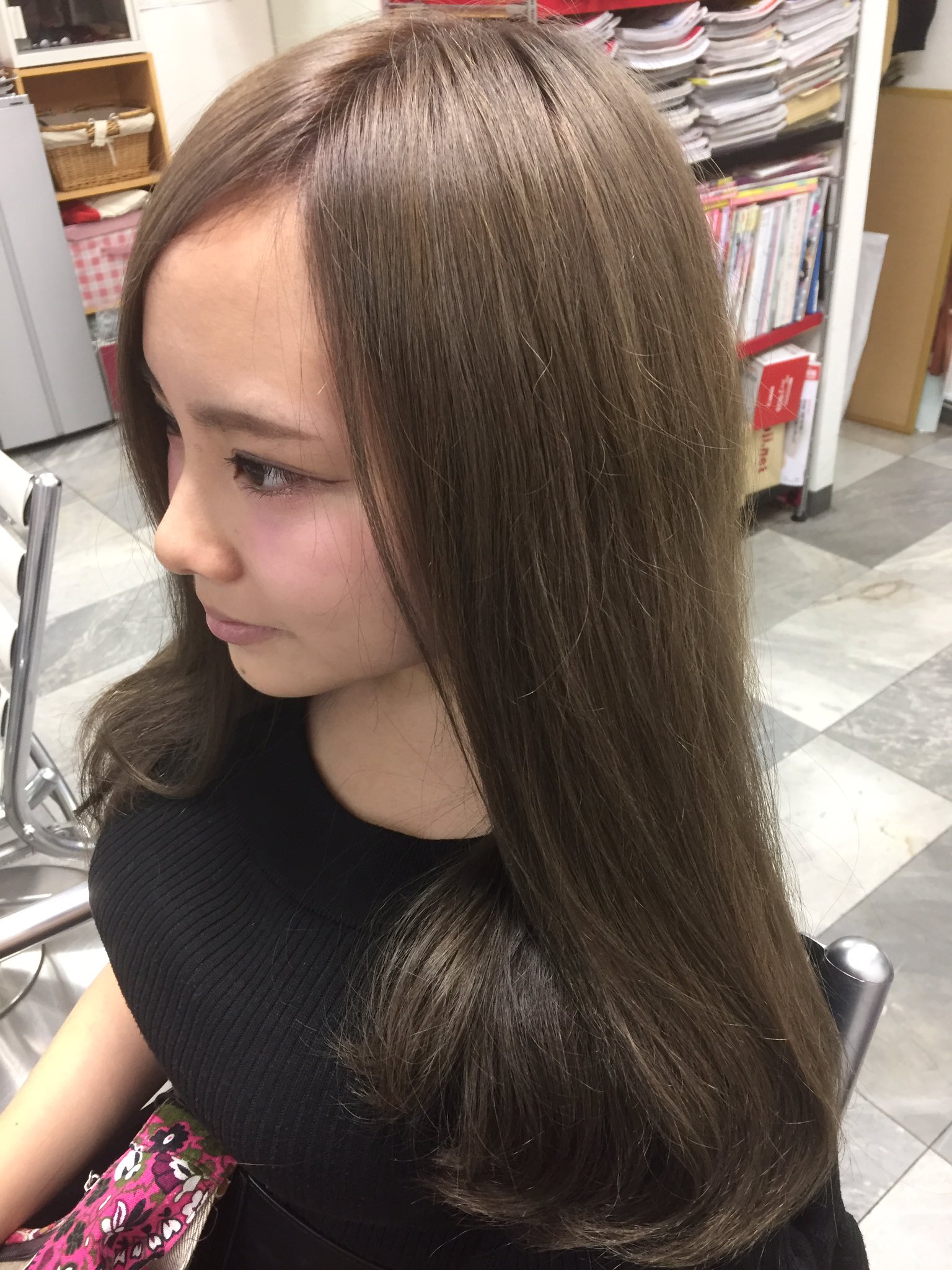 ストロベリーロックス 赤羽カラー専門店 本日のヘアカラー 前回ハイトーンのカラーが抜けた状態からトーンダウンも兼ねてメンテナンス モテ髪ハズレなしのアッシュベージュ ４枚目が染める前ね 写真掲載出来る方は割引してます 相談 見積り詳細