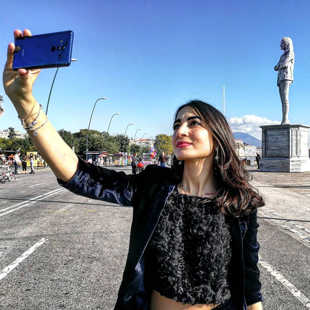 HuaweiMobileIT's tweet photo. #Bari, #Milano, #Napoli: tre enormi statue sono apparse in città. Diva Tommei di @getcaia, Massimo Ciociola di @Musixmatch e Monica Calicchio di @tailoritaly_com sono i nostri #EroiDiDomani celebrati per il lancio di #HuaweiMate10Pro. 📱
#IAmWhatIDo 👉 https://t.co/HDxDVBf9xg https://t.co/L32CfMZYy4