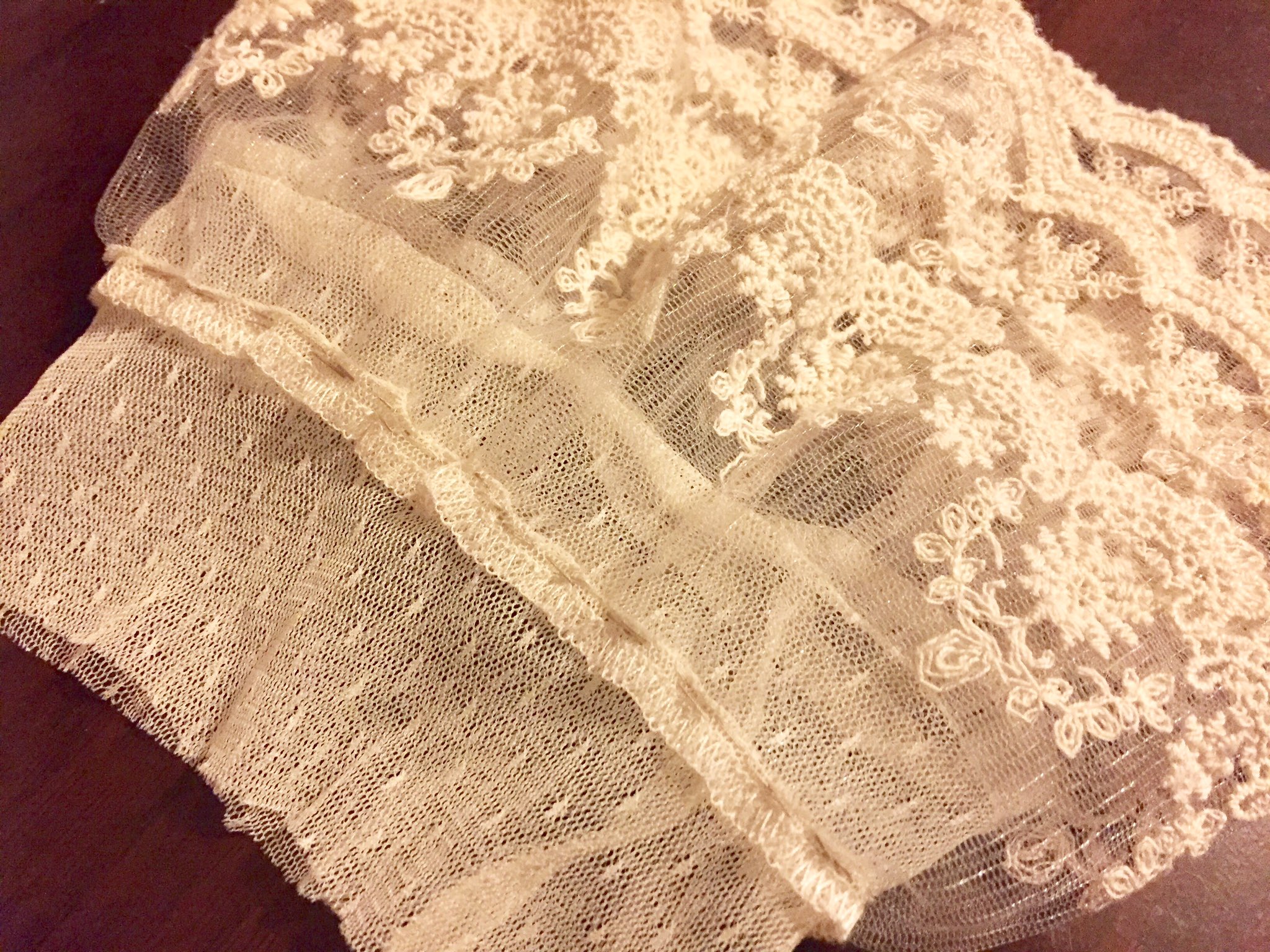 ろか 材料 100均の靴下 古いワンピースから袖と裾のレースを奪ったやつ 靴下ちょきん 履き口のゴムはお好みで わたしはゴムきついの嫌なので切った もともとレースの姫袖だったので 裾から取ったレースを