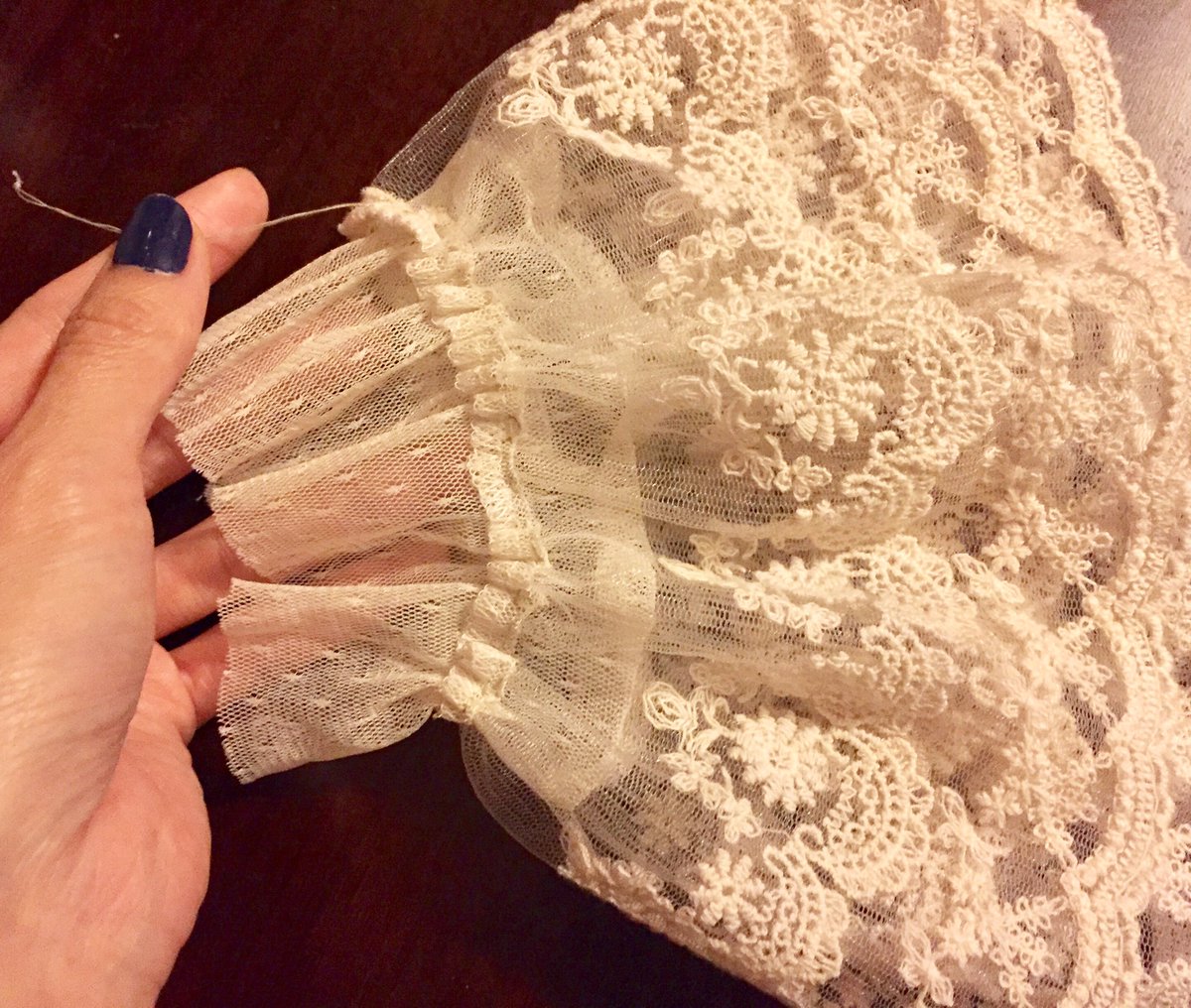 ろか 材料 100均の靴下 古いワンピースから袖と裾のレースを奪ったやつ 靴下ちょきん 履き口のゴムはお好みで わたしはゴムきついの嫌なので切った もともとレースの姫袖だったので 裾から取ったレースを2cmほどずらしてざくざく縫い付け 糸を