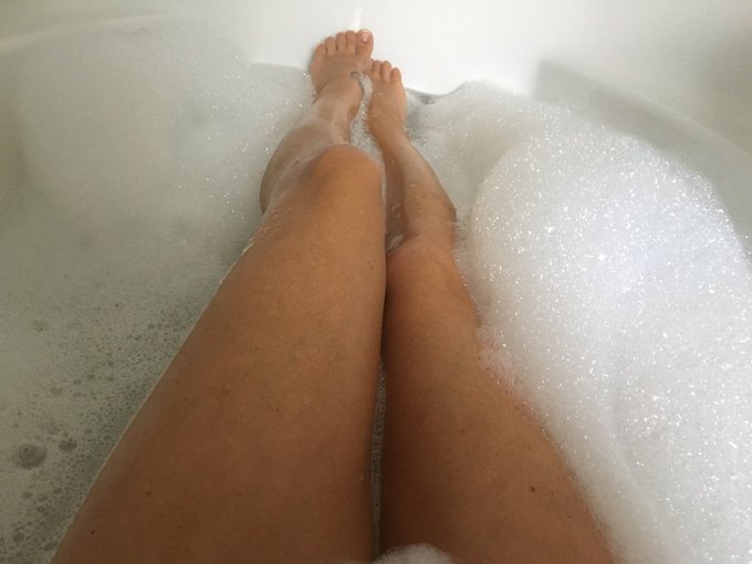 liege gerade entspannt in der Badewanne, schicke euch mal einen ganz dicken Knutscha 💋 wünsche ein geiles