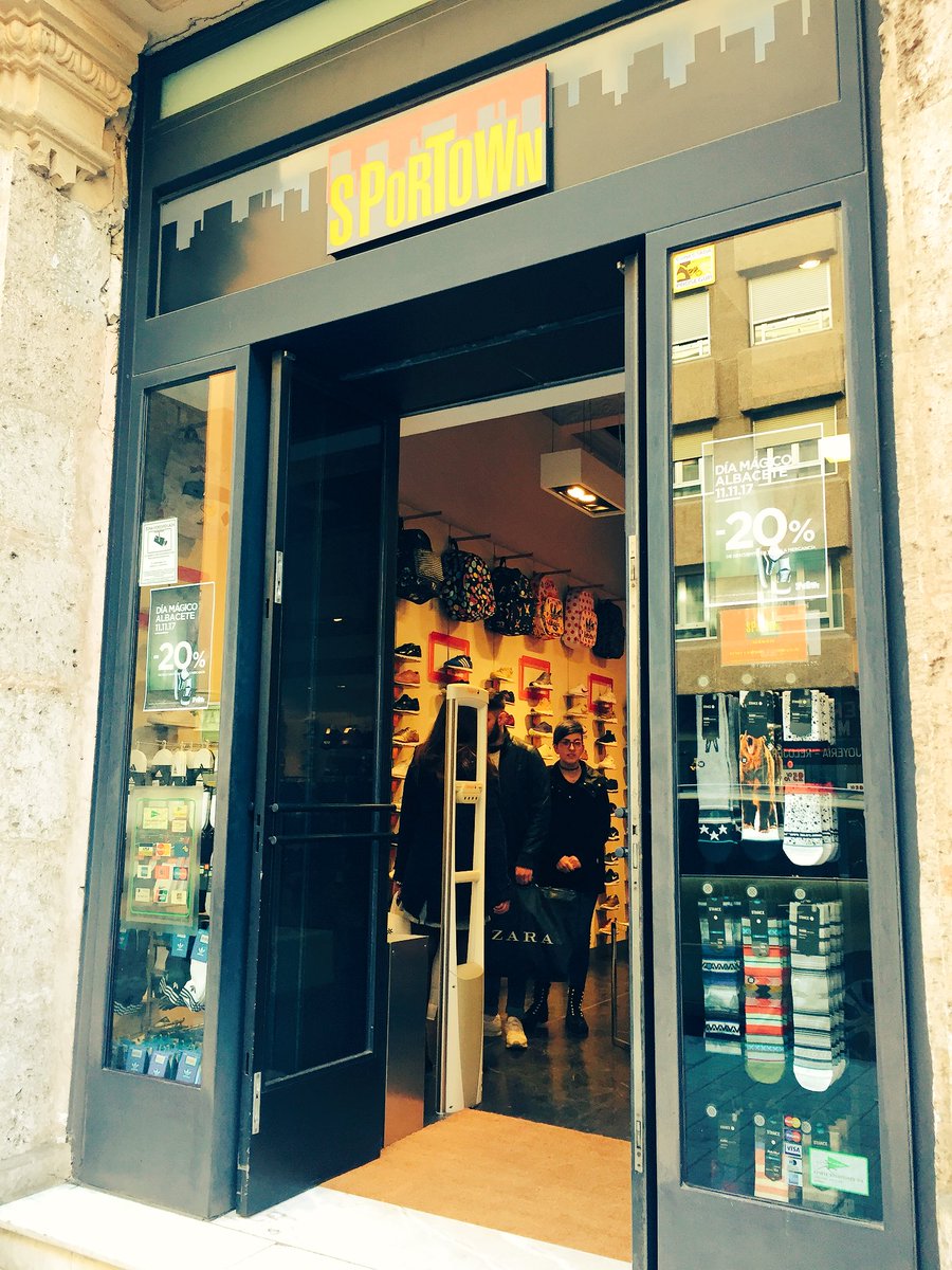 #DíaMágico hoy en #Albacete ... I #CarreraDeEmpresas organizada por <a href="/ajealbacete/">AJE ALBACETE</a> y <a href="/elcorteingles/">El Corte Inglés</a> que anima el día con #Descuentos Especiales #SoloHoy 20% en toda la tienda de C/Caba y <a href="/Sportown/">Sportown</a> #ProhibidoRendirse #EquipoECI 🔝💪🔝
