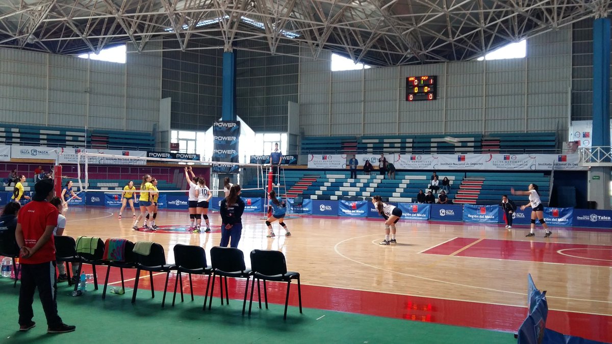 INDChileOficial's tweet photo. #LDES2017 Ya comenzó la disputa del tercer lugar nacional en el voleibol damas, entre la PUCV y la U.de Concepción en el gimnasio regional de Talca #FinalesLDES https://t.co/fnriza7qDn