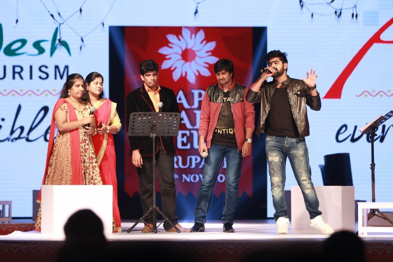 APCraftsMela's tweet photo. Day 1: Highlights of performances at @APCraftsMela in #Tirupati by Singer #LVRevanth , Comedian #Shareef &amp; Vinod https://t.co/4scVI28zhc