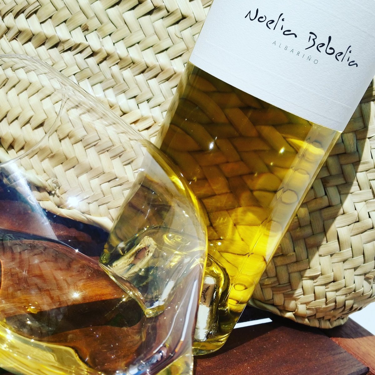 elcatacaldos's tweet photo. #Aperitiveando con albariño especial @noeliabebelia , porque seguimos de #veroño
🇪🇸 Nariz: fresco, frutas tropicales, melocoton, mango, membrillo y herbaceos
Boca: sabroso, albaricoque, flores secas, minerales, manzana verde, mentolados... https://t.co/yzYJ71uKeY