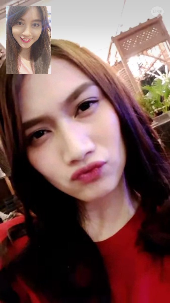nblh_ayu's tweet photo. Lagi acara keluarga eh kaget ada notif masuk taunya ka @melodyJKT48 video call aku ngucapin makasih ya ka Mel kk kesayangan aku 😘❤️ https://t.co/wl84ew1c6B