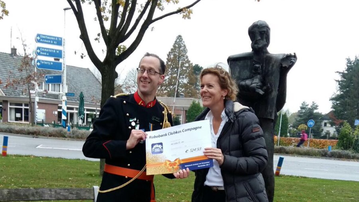 Penningmeester ontvangt cheque #Rabobank Clubkas Campagne @RaboArnhem. Bij het beeld van St. Jan de Doper #Babberich