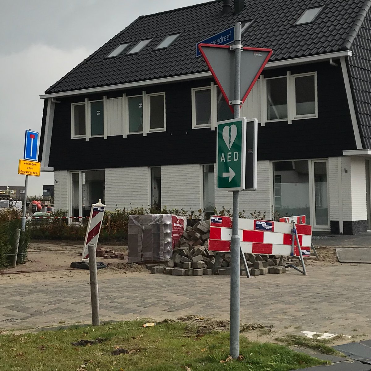 HansvanSchuppen's tweet photo. In Holland, an #AED is placed before ambulance arrival in 65% of all out-of-hospital cardiac arrest cases. One-month survival is around 25% (total, all initial rhytms).  The AED is getting so familiar in society, it even got its own traffic sign. https://t.co/ujyCup1wrb