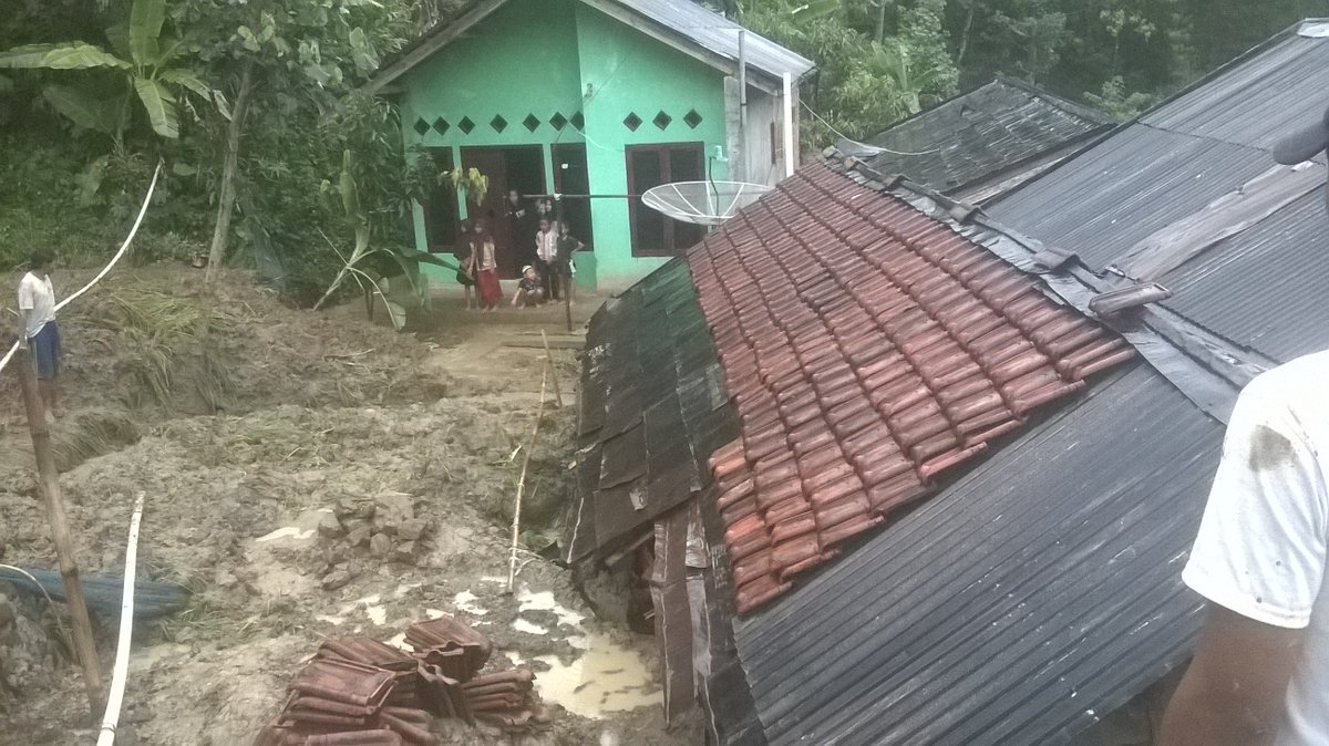 TundaganDesa's tweet photo. jam 15.15 tgl 11-11-2017  DsTndgan  RT/RW 13/04 trjdi longsr tdk ada krban jw. 5 rmh rusak. @ganjarpranowo @pakjunaedi @PemkabPemalang https://t.co/6pOA7LVP33