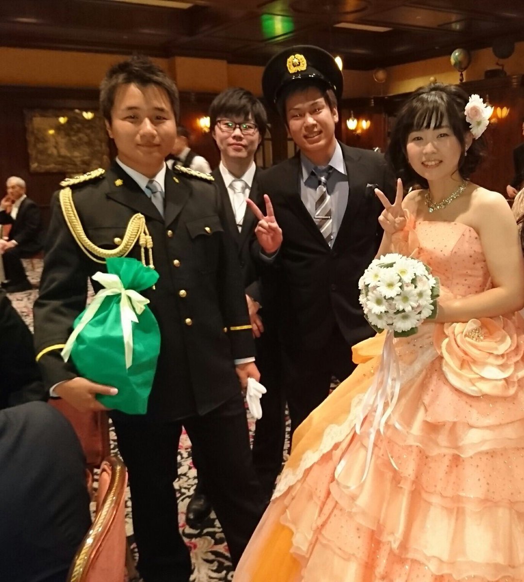 勝田 健田郎 いとこの結婚式メッチャいい話しだったー 前に会った時はひたすらかくれんぼしてたのにもー結婚するんだね にしても警察官同士の結婚でおまわりさんいっぱいいて 何にも悪い事してないのになんか疲れたー 旦那さんも凄いいい人だった