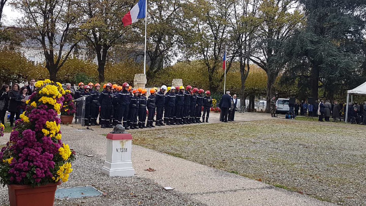 Commémorations 11 novembre. Merci à tous les pompiers pour leur participation au devoir de mémoire. Liberté, Égalité,Fraternité. <a href="/SDIS85/">Sapeurs-pompiers de la Vendée</a>