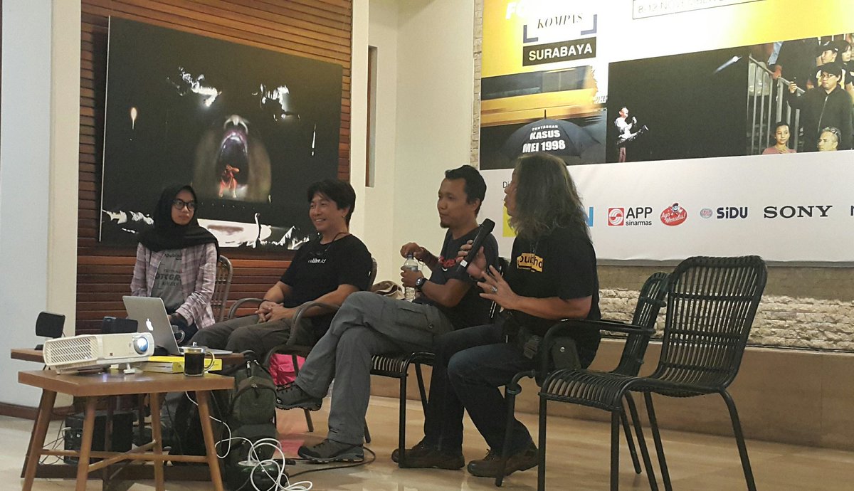 With Bang Oscar Motuloh
Ujan-ujan di Surabaya

#unpublished <a href="/bukuunpublished/">KOMPAS SPORTSCAPES</a>