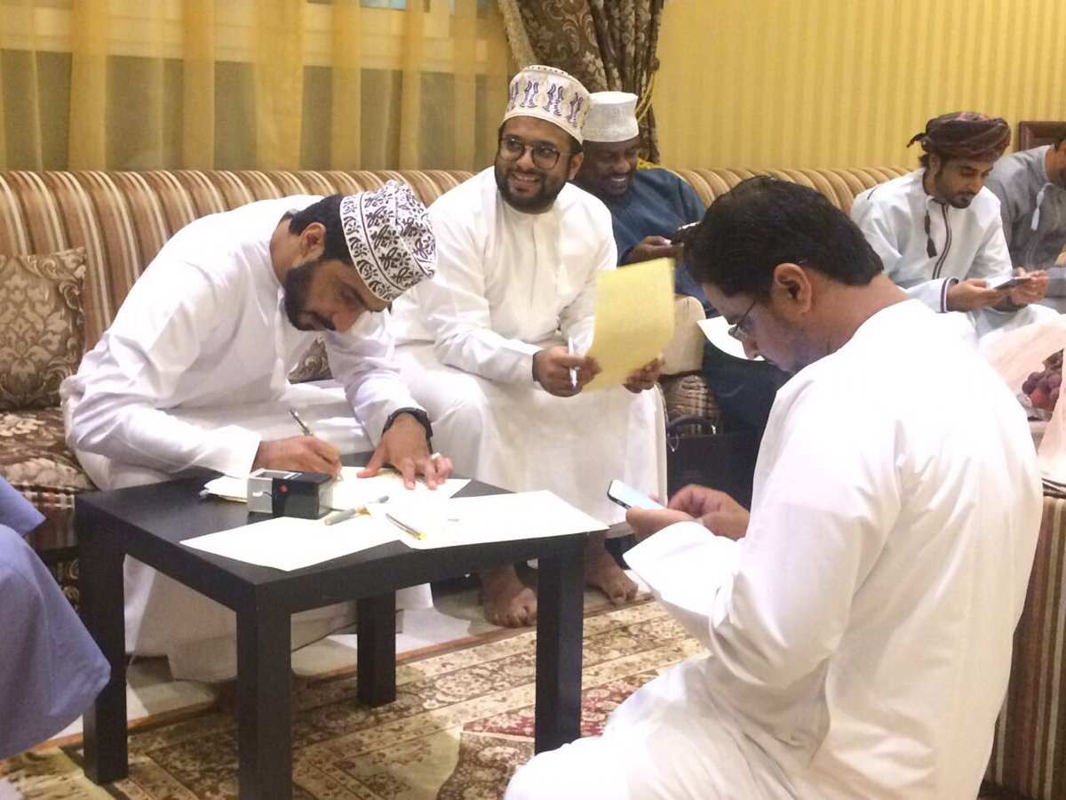 Badia_Team's tweet photo. إدارة الفريق ممثله في عدد من الاداريين يوقعون إتف��قيات الاستقطاع الشهري من رواتبهم كرسوم اشتراك لتأسيس الصندوق كمرحله اولى يليهم اللاعبين والاهالي بهدف المساهمة في تطوير الفريق رياضياً وثقافياً واجتماعياً وتطوير المنطقة.. https://t.co/TVPTDUvZT8