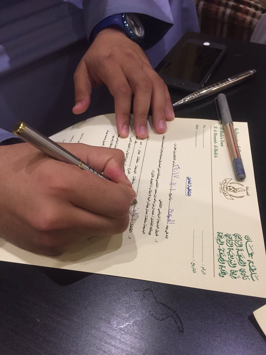 Badia_Team's tweet photo. إدارة الفريق ممثله في عدد من الاداريين يوقعون إتف��قيات الاستقطاع الشهري من رواتبهم كرسوم اشتراك لتأسيس الصندوق كمرحله اولى يليهم اللاعبين والاهالي بهدف المساهمة في تطوير الفريق رياضياً وثقافياً واجتماعياً وتطوير المنطقة.. https://t.co/TVPTDUvZT8