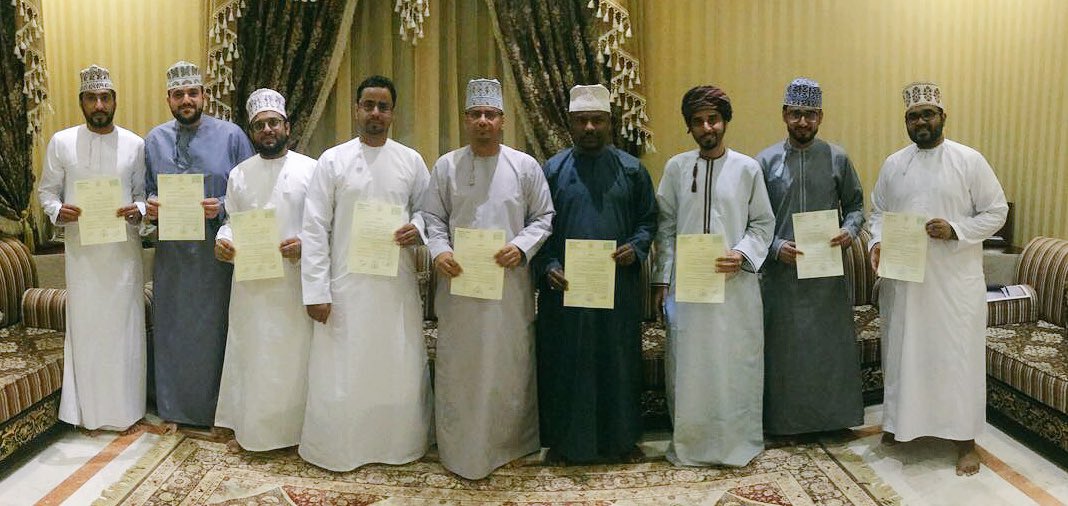 Badia_Team's tweet photo. إدارة الفريق ممثله في عدد من الاداريين يوقعون إتف��قيات الاستقطاع الشهري من رواتبهم كرسوم اشتراك لتأسيس الصندوق كمرحله اولى يليهم اللاعبين والاهالي بهدف المساهمة في تطوير الفريق رياضياً وثقافياً واجتماعياً وتطوير المنطقة.. https://t.co/TVPTDUvZT8