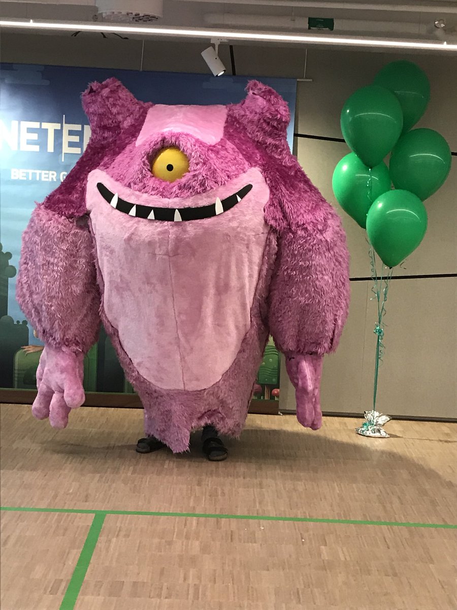 Awesome saturday at the office, love the concept Friends&amp;family 💚#bettermondays #netent