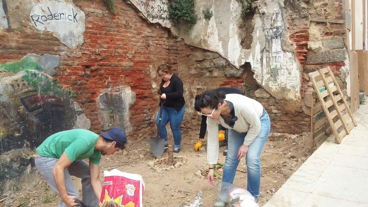 DAEPUCV's tweet photo. Ya estamos recuperando espacios: Huertos Urbanos en Barrio Puerto con voluntariado #PUCVerde #Pucv #daepucv https://t.co/bccnrbxDKy