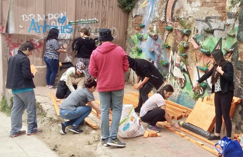DAEPUCV's tweet photo. Ya estamos recuperando espacios: Huertos Urbanos en Barrio Puerto con voluntariado #PUCVerde #Pucv #daepucv https://t.co/bccnrbxDKy