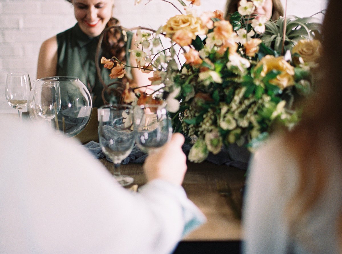 NoiTran's tweet photo. Dress up your table for a lovely Friendsgiving Dinner! #friendsatthetable See this lovely inspiration on @magnoliarouge #weddinginspiration #noitran https://t.co/eNM7MquvDP