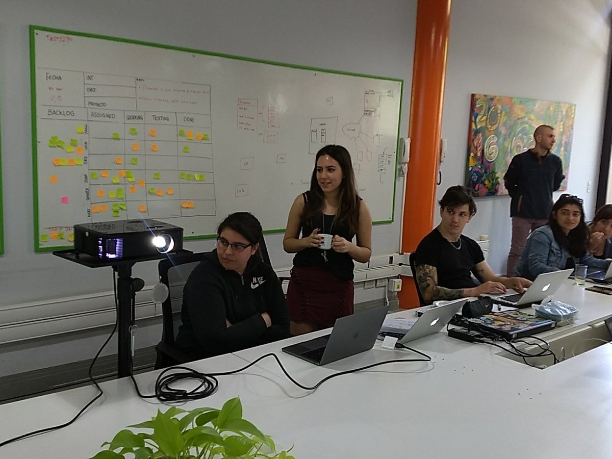 javascript_101's tweet image. Las grosas de @melihildt y @carobamarillo dando inicio al #javascript101 de hoy! Hoy son nuestras profesoras 💪