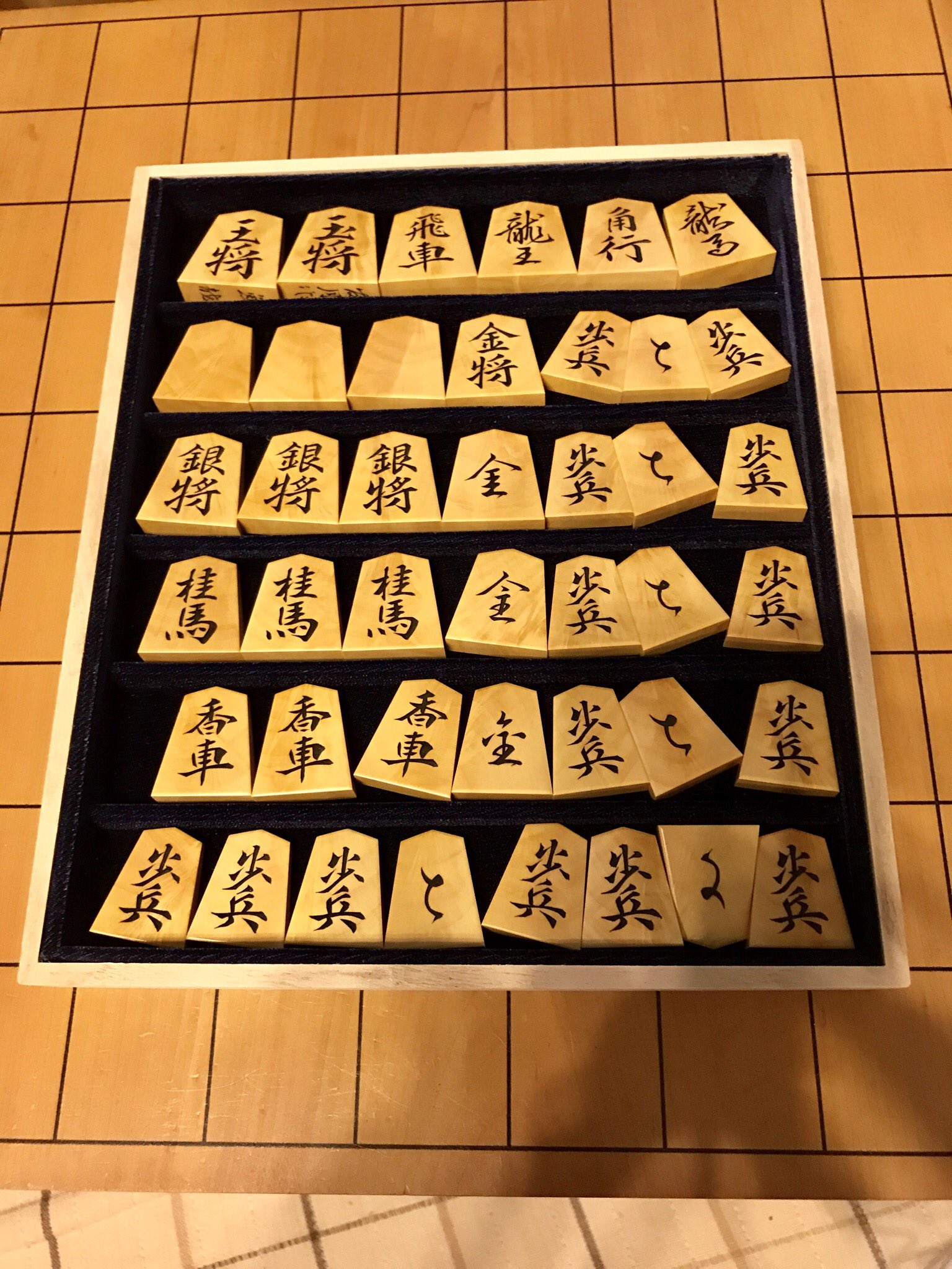Twitter 上的 東竜門 関東若手棋士 自慢をさせてください 10月に駒を買いました 駒師として大変有名な富月さんの 書体は珍しい 魚龍 というものです 魚が天に昇って龍になる という意味から 由来を聞いて身震い 一目惚れして買いました これからこの駒