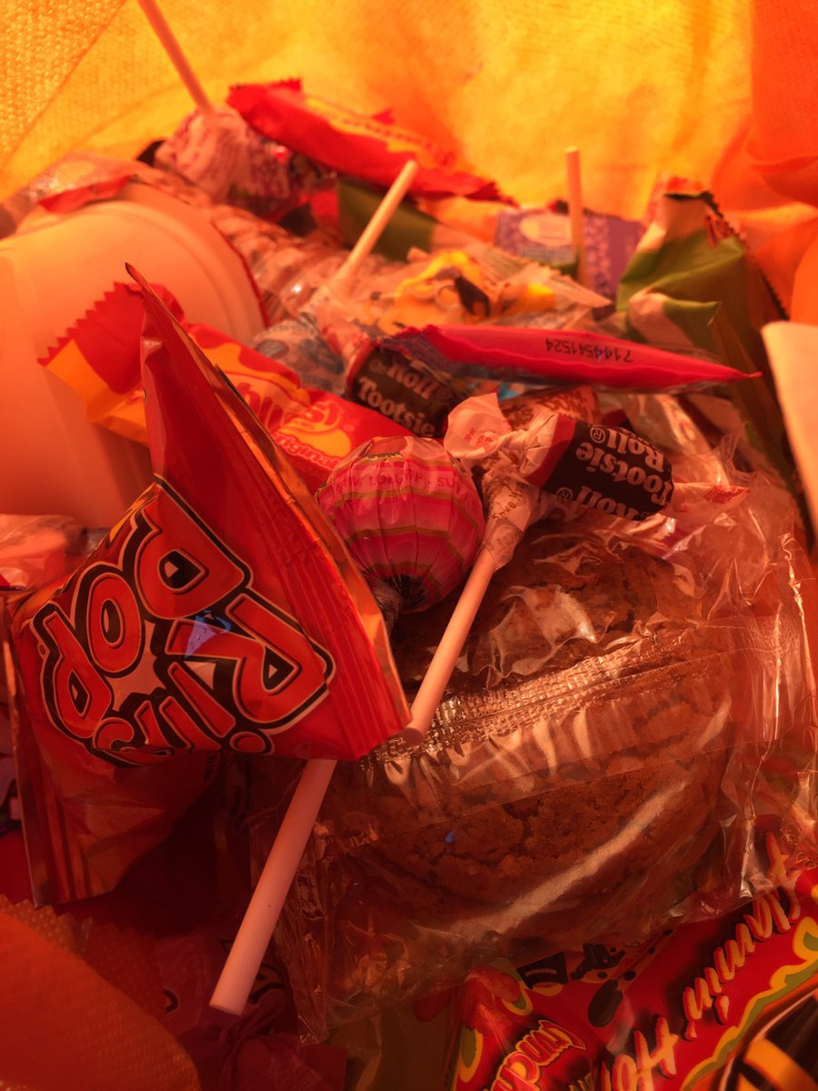 MargaretAnnOnTV's tweet photo. @Aquinn_wjtv 's kids packed his lunch for our drive to #starkville tootsie rolls and ringpops! #allcandy @WJTV https://t.co/t9VVN9ZTAJ