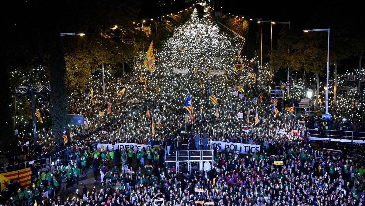 ‪La vostra llum ens arriba fins a Brussel·les i il·lumina el camí que hem de continuar recorrent. Sou la nostra força #11nLlibertat ‬