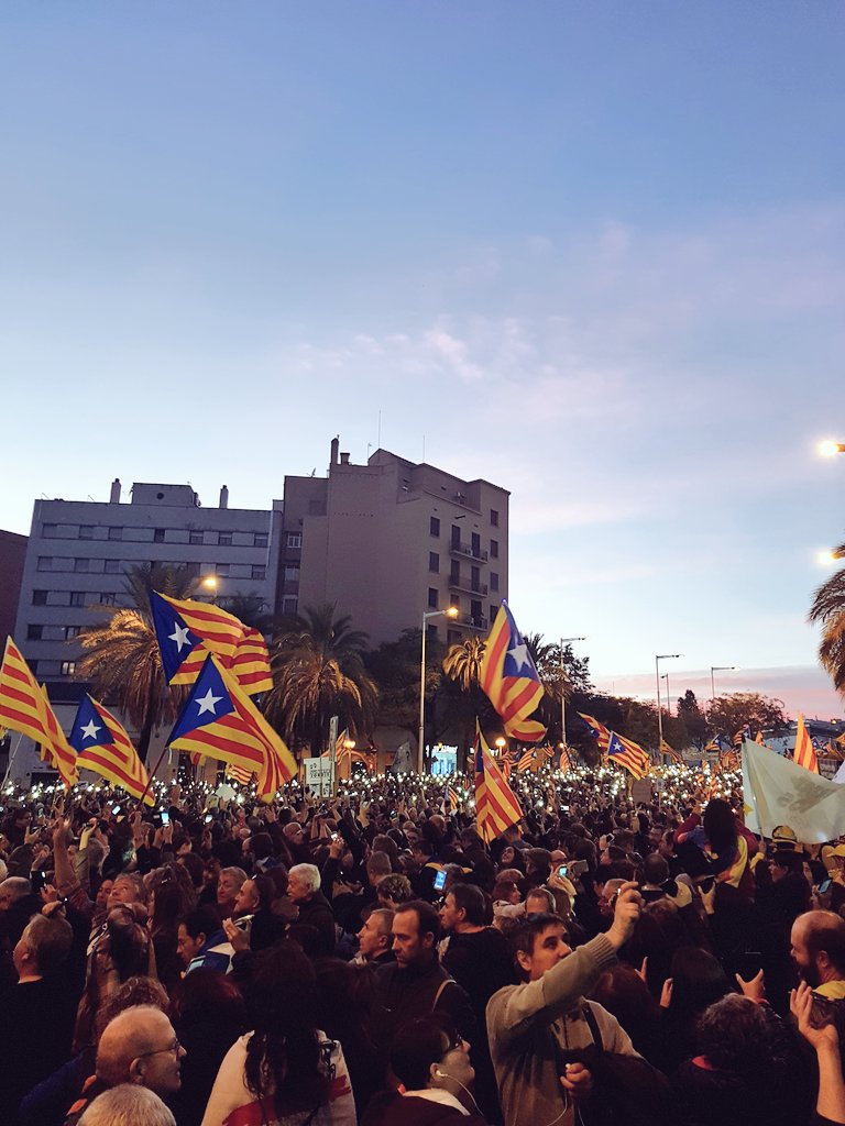 txellsaubii's tweet photo. La força de tot un poble en moviment #LlibertatPresosPolítics🎗 https://t.co/wNAQ0VCzt3