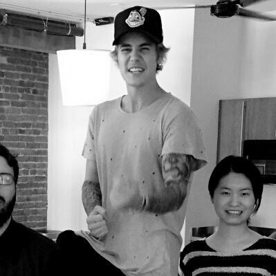 HumorPurposer's tweet image. Quando sua melhor amiga finalmente pega o crush dela. #EMABiggestFansJustinBieber