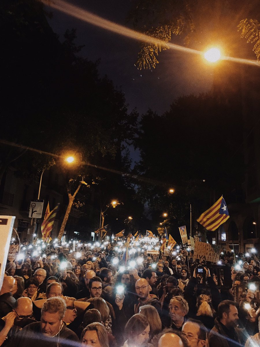 aranmtnez's tweet photo. Pell de gallina #Llibertatpresospolitcs #11n #FreeCatalonia #freedomforcatalonia https://t.co/ejZCr2CcOR