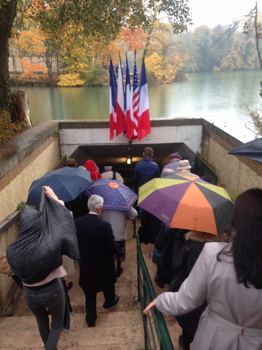 orthveillon's tweet photo. #WWrite #WWICC #VeteransDay Public, military personnel, and dignitaries follow a cortege to the "Island of Memory," an island in the middle of a park's lake with the Tomb of the Unknown Soldier and names of the war dead. One must pass through a tunnel under the water to reach it. https://t.co/S4dJ49EIXt