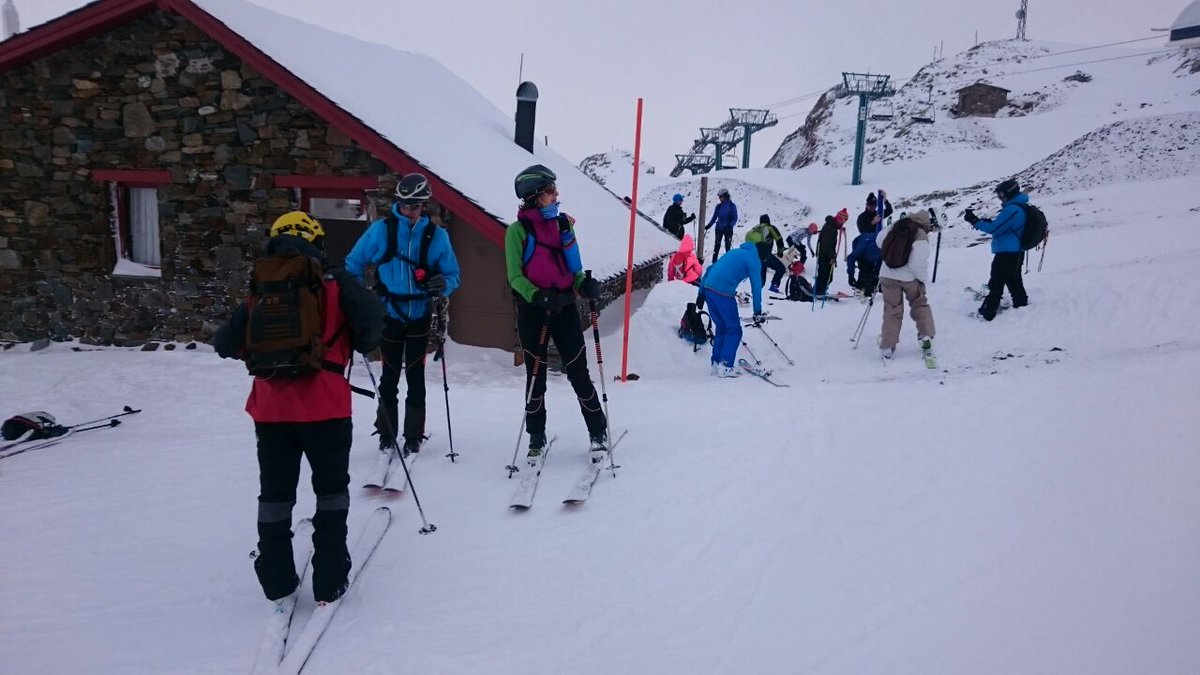 ComapedrosaWC's tweet photo. Les nostres muntanyes ja estan preparades per a l'hivern 🎿
Aquest era l'ambient al matí a @Vallnord - Arcalís... No hi havia lloc ni per aparcar! #SkimoTestimo https://t.co/PYMR4Cz5yj