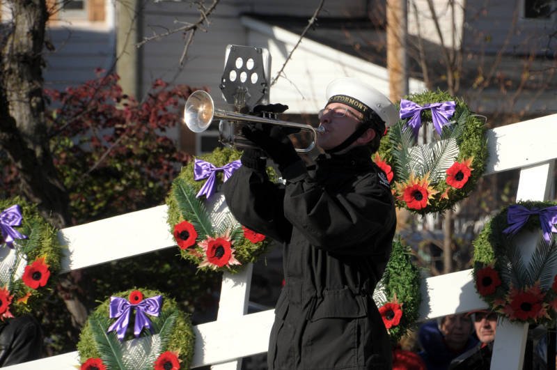 [PHOTOS] Hundreds mark Remembrance Day in Cornwall bit.ly/2yRSuSe #RemembranceDay #CornwallON #LestWeForget https://t.co/jjjEMlhjgo