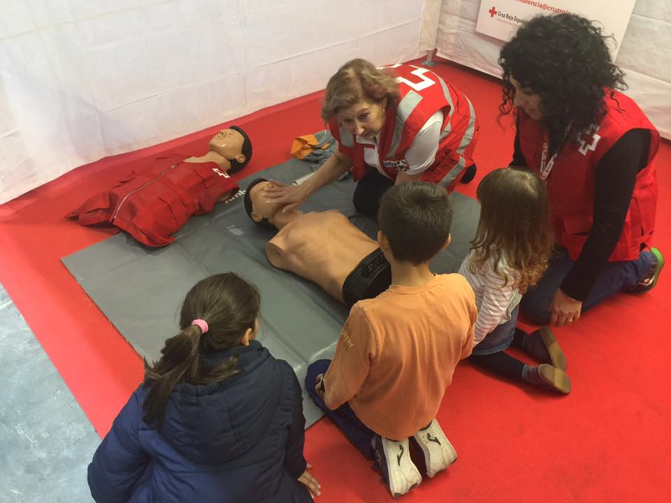 CruzRojaVLC's tweet photo. Seguimos con las demostraciones de #PrimerosAuxilios en @2ruedas_fv. Acércate y conoce técnicas que te ayudarán a #SalvarVidas https://t.co/YkkwQUZWJV