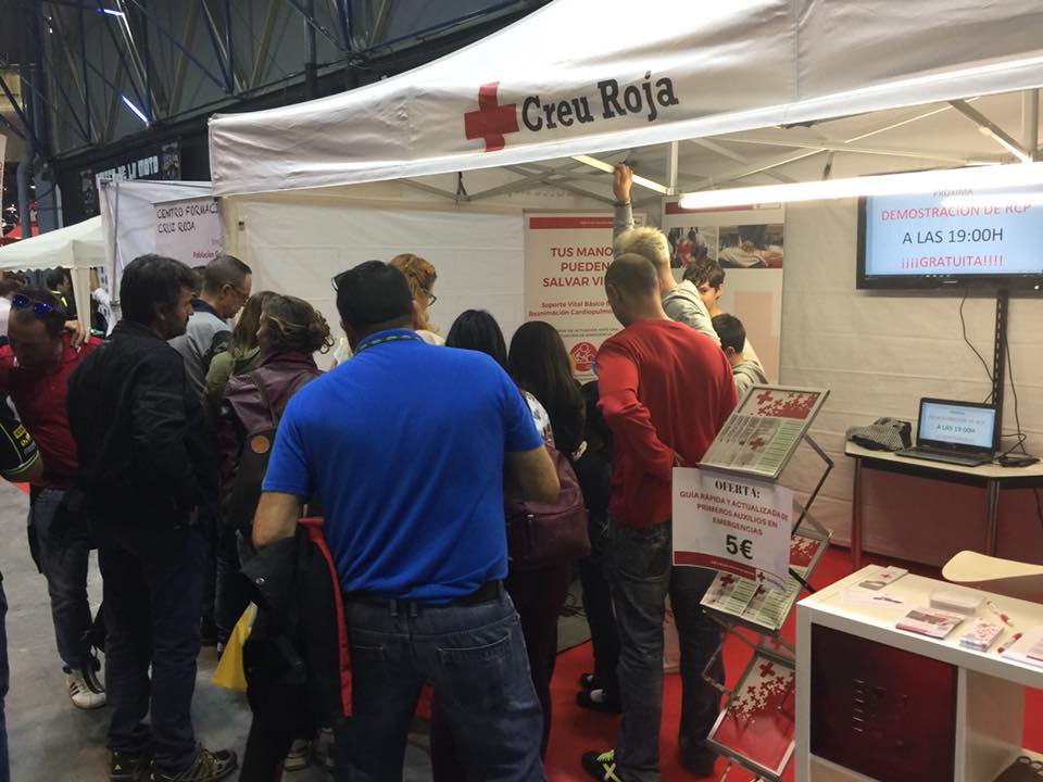 Seguimos con las demostraciones de #PrimerosAuxilios en <a href="/2ruedas_fv/">2 Ruedas</a>. Acércate y conoce técnicas que te ayudarán a #SalvarVidas