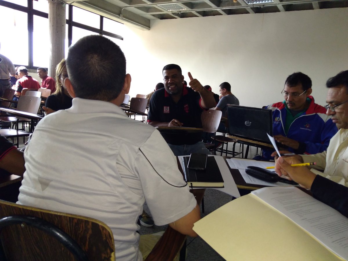 oscarfmurillo's tweet photo. Buena jornada de debate sobre la construcción de un movimiento sindical autónomo, cuya base es el Programa de Trabajo Decente de @OITnoticias Rumbo al encuentro nacional de egresados del curso de Acción Sindical y #DDHH https://t.co/KOtUal2soM