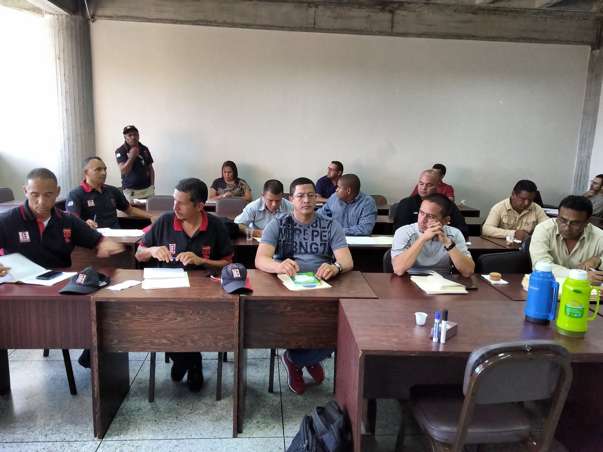 oscarfmurillo's tweet photo. Buena jornada de debate sobre la construcción de un movimiento sindical autónomo, cuya base es el Programa de Trabajo Decente de @OITnoticias Rumbo al encuentro nacional de egresados del curso de Acción Sindical y #DDHH https://t.co/KOtUal2soM