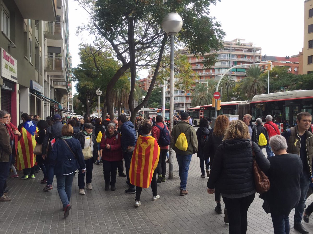 omnium's tweet photo. La gent comença a arribar al carrer Marina de Barcelona. A les cinc, gran manifestació pacífica! 🎗#llibertatpresospolítics https://t.co/JAk4DViIWC