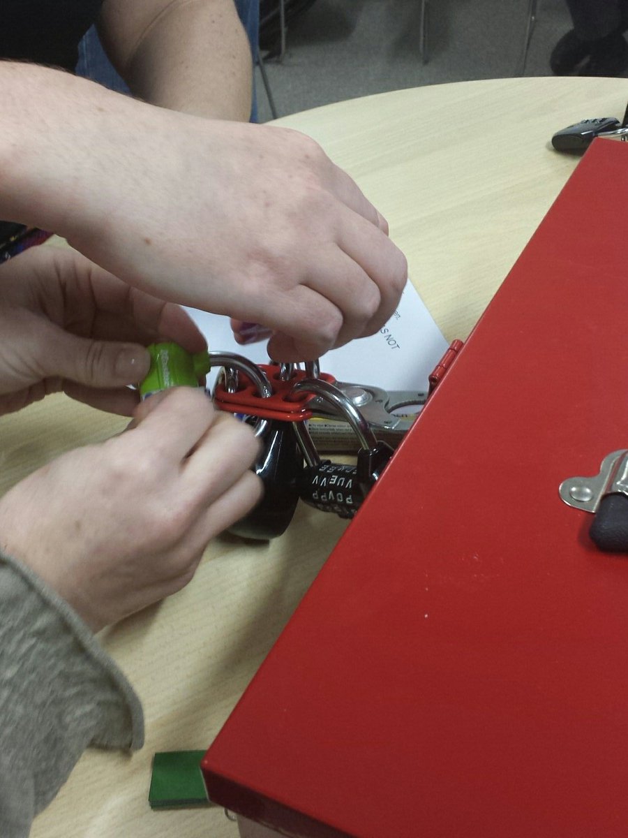 _conorgalvin's tweet photo. So far..... Locksmiths 3 / Winners 1.... :) UCD #PDES_CT  Table-work and Coolheads all round! @SchoolofEdUCD @UCDCompSci @MS_eduIRL https://t.co/7QTpP1ulOO