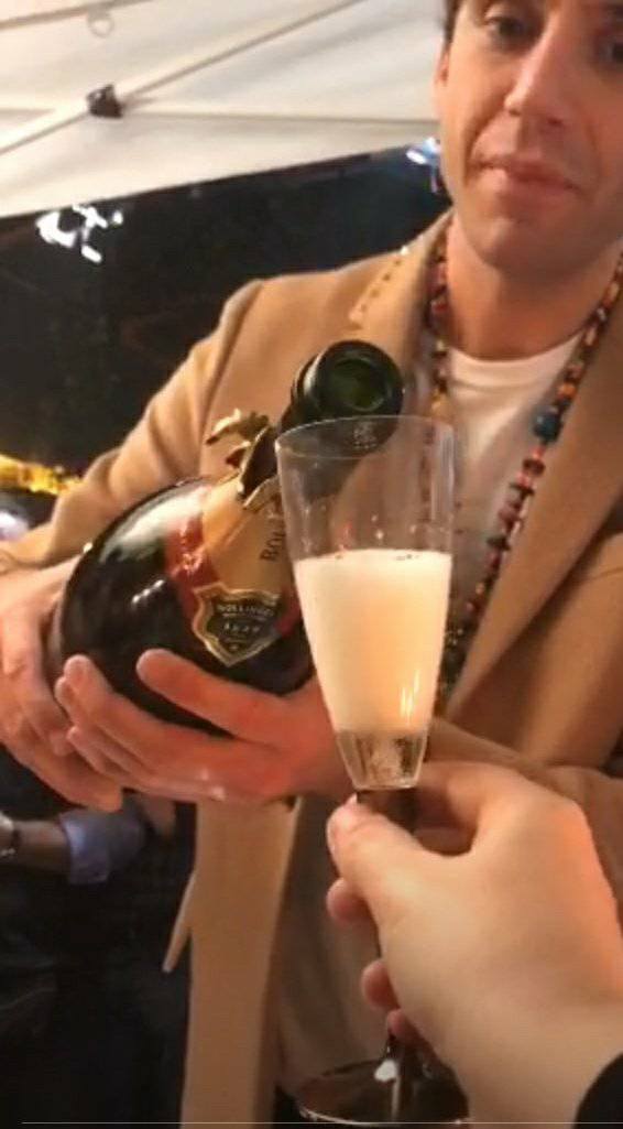 MikaItalianFans's tweet photo. Festeggiamenti e condivisione tutti insieme per l'ultima registrazione di #CasaMika ma solo per "la fine del primo capitolo" per noi #ItalianFans😀 #FandomUnito #festariuscita 🙌👏🇮🇹🌈 https://t.co/lSXLzNbUr3