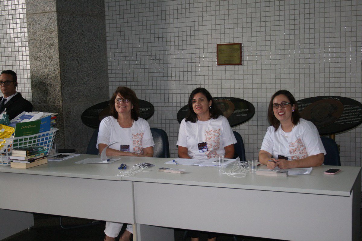 IIISINS_2020's tweet photo. Beatriz Decourt; Valeria Macedo; Fernanda Barros. Equipe da organização @Isins2017 na recepção do evento. #BigData #NetworkScience https://t.co/jLoRULYv9z