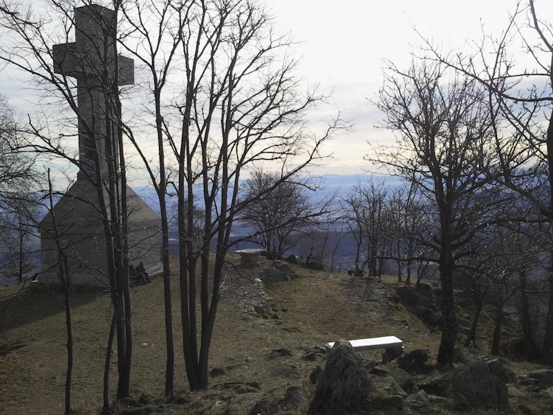 Albe_Barile's tweet photo. Appena conclusa la salita al monte sacro del Musinè. “In hoc signo vinces” c’è sulla croce in cima: beh, speriamo!🤞https://t.co/AzLAEdJjKC https://t.co/hVzgsCGvWV