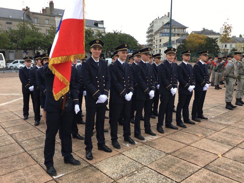ArtsetMetiers_'s tweet photo. [#commemoration] Les étudiants du campus @ArtsetMétiers d’#Angers et les élèves-officiers de l’#ENSIM du service d'infrastructure de la #Defense @Angers participent à la #commemoration #armistice du 11 Novembre 1918 ! https://t.co/ySu9gpzEYw