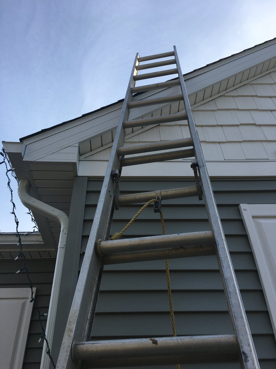haggs88's tweet photo. Hanging lights on your gable is tons of fun. #GriswoldStyle https://t.co/G3hGWg4eMj